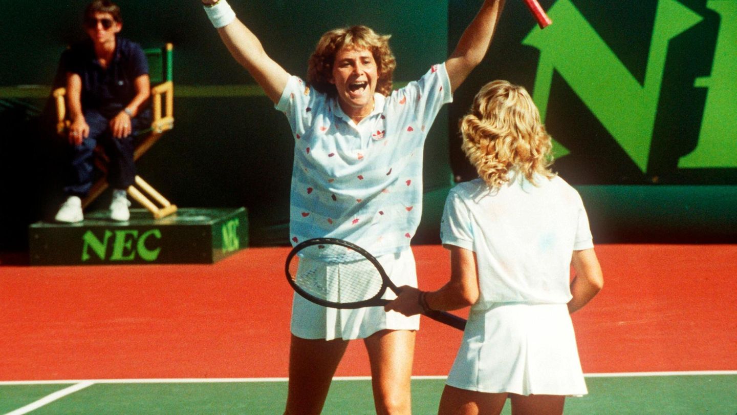 Claudia Kohde-Kilsch reißt jubelnd die Arme hoch. Mit ihrer Doppelpartnerin Steffi Graf gewinnt die Saarbrücker Doppel-Spezialistin 1987 in Vancouver den Federation-Cup