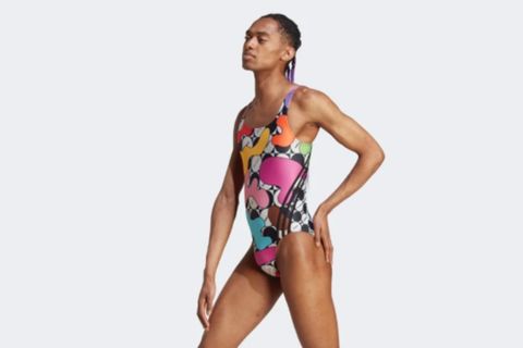 Kaum dass der Sportartikelhersteller seinen Pride-Badeanzug „Rich Mnisi“ veröffentlicht hatte, brach im Netz eine Welle der Empörung los