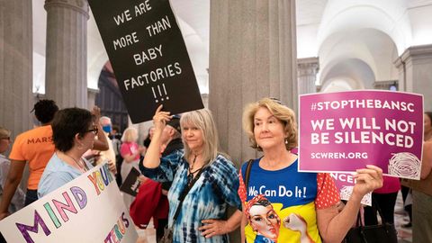 Aktivistinnen protestieren im Senat von South Carolina gegen Abtreibungsverbot ab sechster Woche
