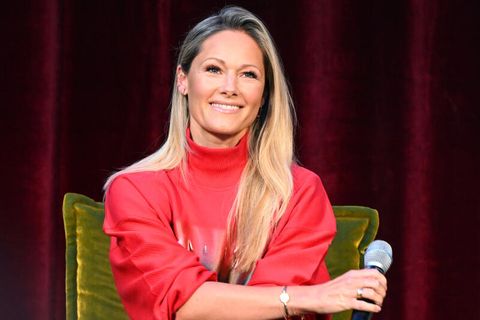 Helene Fischer, Schlagersängerin, gibt auf dem Podium ein Statement zu ihrer Tournee im kommenden Jahr ab