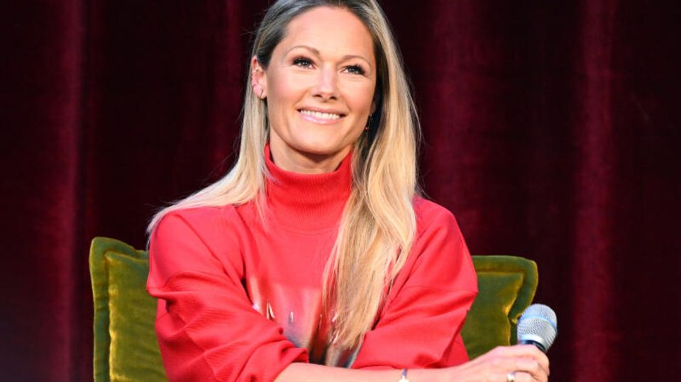 Helene Fischer, Schlagersängerin, gibt auf dem Podium ein Statement zu ihrer Tournee im kommenden Jahr ab