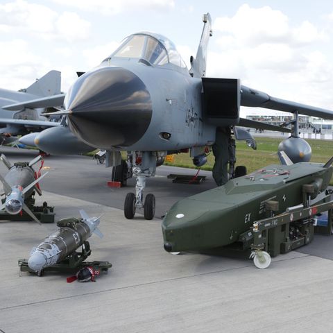 Ein Tornado mit einem davor liegenden Luft-Boden-Marschflugkörper Taurus