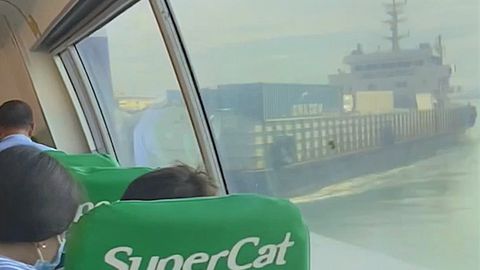 Eine Fähre ist auf einem Kanal in der philippinischen Stadt Cebu mit einem Frachtschiff zusammengestoßen