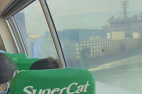 Eine Fähre ist auf einem Kanal in der philippinischen Stadt Cebu mit einem Frachtschiff zusammengestoßen