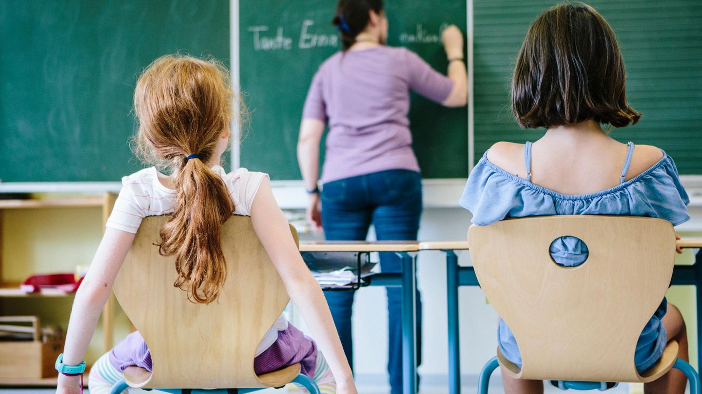 Lehrermangel an Schulen: Eine Lehrerin schreibt an die Tafel