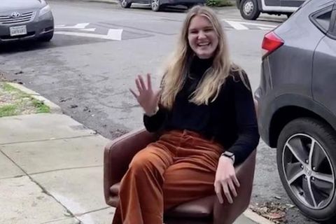 Claire McCann aus dem US-Bundesstaat Kalifornien hat in nur wenigen Monaten 20.000 Euro mit dem Verkauf alter Möbelstücke verdient. Das klingt verlockend? Claire verrät ihre vier wichtigsten Tipps, um online mit alten Schätzen Geld zu verdienen. 