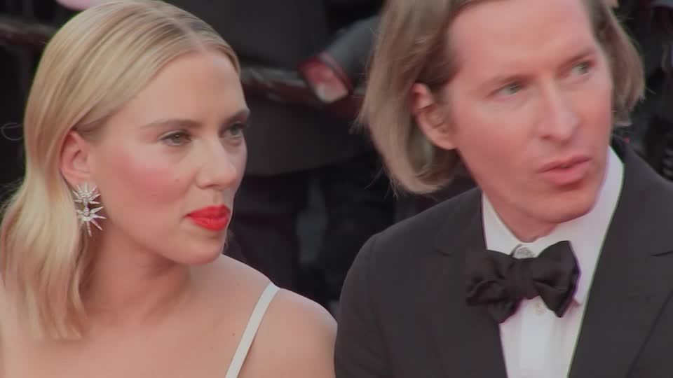 Video: Wes Anderson bringt Busladung voll Stars nach Cannes