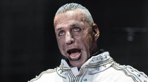 Rammstein-Sänger Till Lindemann mit verzerrtem Gesicht auf der Bühne