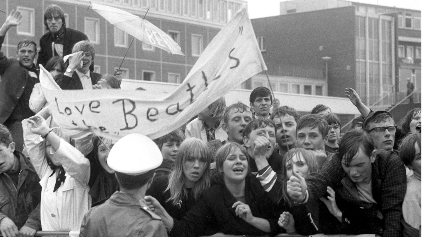 Fans verabschieden die Beatles am Hamburger Flughafen, 1966