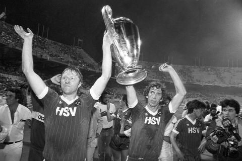 Stolz recken die HSV-Spieler Horst Hrubesch (l.) und Ditmar Jakobs den Pokal der Landesmeister in die Höhe
