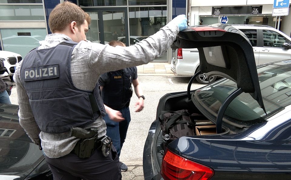 Letzte Generation: Polizisten laden einen Umzugskarton in ein ziviles Polizeifahrzeug Letzte Generation: Polizisten laden einen Umzugskarton in ein ziviles Polizeifahrzeug