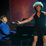 Elton John und Tina Turner bei einem Konzert 1995.