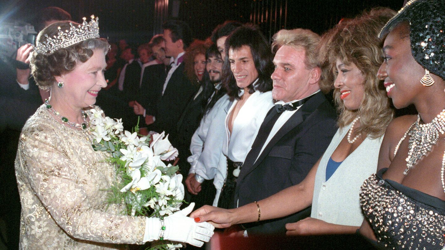 Tina Turner schüttelt der Queen im Jahr 1989 die Hand.