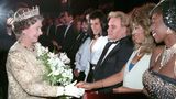 Tina Turner schüttelt der Queen im Jahr 1989 die Hand.