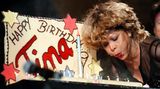 Mit voller Kraft bläst Rock-Lady Tina Turner die Kerzen ihrer Geburtstags-Torte aus.