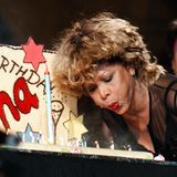 Mit voller Kraft bläst Rock-Lady Tina Turner die Kerzen ihrer Geburtstags-Torte aus.