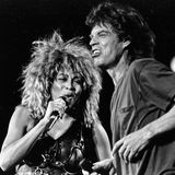 Tina Turner und Mick Jagger stehen 1985 gemeinsam beim Live-Aid-Konzert auf der Bühne.