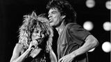 Tina Turner und Mick Jagger stehen 1985 gemeinsam beim Live-Aid-Konzert auf der Bühne.