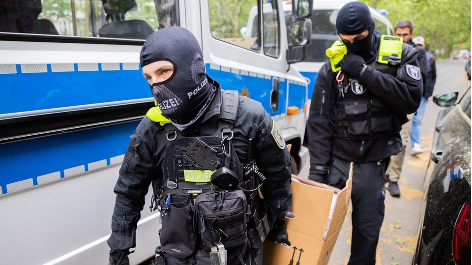 Razzia gegen die Letzte Generation: Polizisten sichern nach einer Hausdurchsuchung in Berlin-Kreuzberg Beweismaterial.
