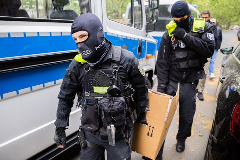 Razzia gegen die Letzte Generation: Polizisten sichern nach einer Hausdurchsuchung in Berlin-Kreuzberg Beweismaterial.