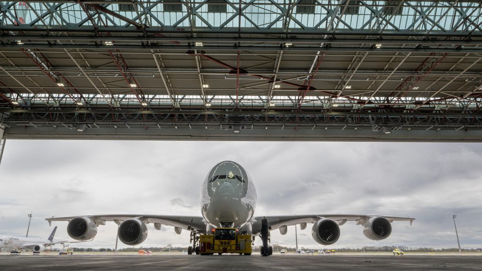 Eine Lufthansa-Maschine des Typs Airbus A380 rollt nach der Landung auf dem Flughafen in München in einen Hangar