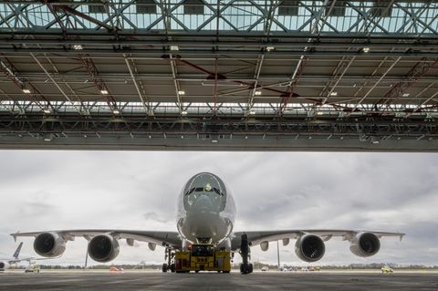 Eine Lufthansa-Maschine des Typs Airbus A380 rollt nach der Landung auf dem Flughafen in München in einen Hangar