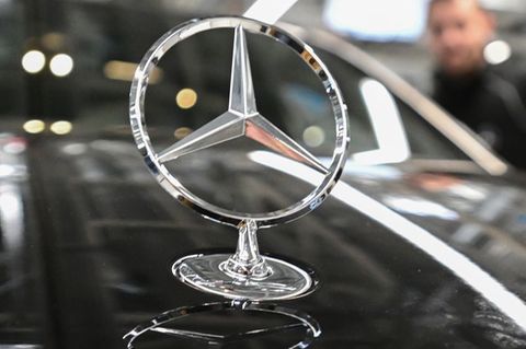 Mercedes-Stern auf einem Auto