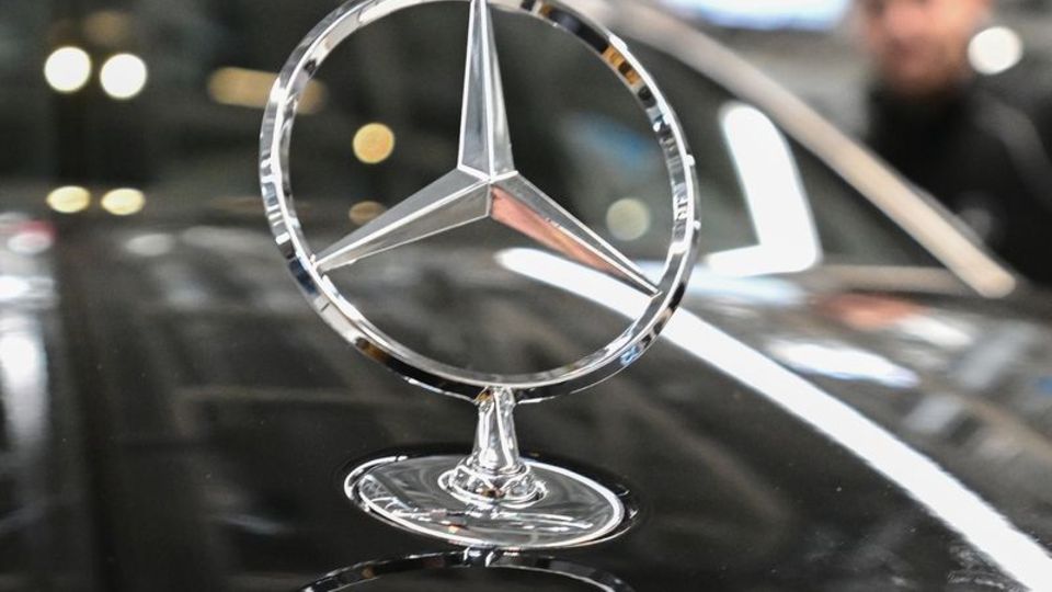 Mercedes-Stern auf einem Auto