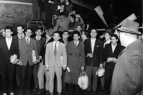 Gastarbeiter: 55 türkische Migranten kommen am 27.11.1961 auf dem Flughafen in Düsseldorf an