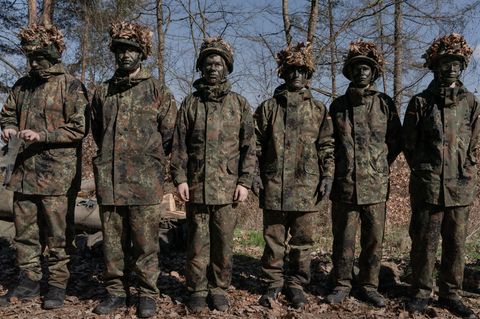 Teilnehmer des Bundeswehr-Schnuppertages in Tarnmontur 