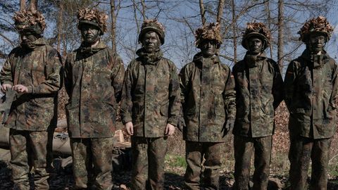 Teilnehmer des Bundeswehr-Schnuppertages in Tarnmontur 