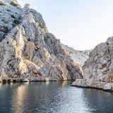 Die Zavratnica-Bucht – hier liegt ein Lost Place, das einst geschwommen ist: das Wrack einer im Zweiten Weltkrieg gesunkenen Siebelfähre der Deutschen Wehrmacht. Die Bucht selbst gleicht eher einem Canyon. Die Felswände ragen rechts und links bis zu 110 Meter in die Höhe. 