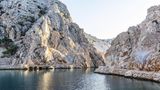 Die Zavratnica-Bucht – hier liegt ein Lost Place, das einst geschwommen ist: das Wrack einer im Zweiten Weltkrieg gesunkenen Siebelfähre der Deutschen Wehrmacht. Die Bucht selbst gleicht eher einem Canyon. Die Felswände ragen rechts und links bis zu 110 Meter in die Höhe. 