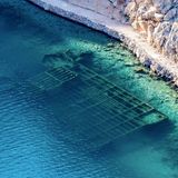 Das Wrack befindet sich direkt am Ufer, teilweise in nur etwas mehr als einem Meer Tiefe. Spaziergänge können das Relikt sogar vom Land unter die Lupe nehmen.   Die Pionierlandungsfähre war am 25. August 1944 in die Bucht eingelaufen, wurde aber von britischen Jagdbomber aufgespürt, angegriffen und versenkt. 