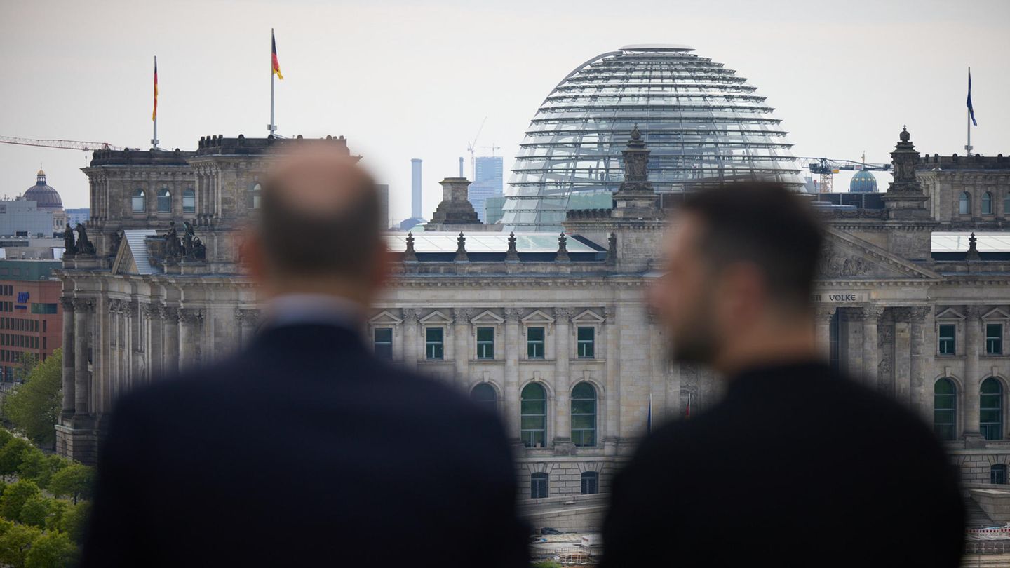 Ukraine Bundeskanzler Olaf Scholz (l.) und der ukrainische Präsident Wolodymyr Selenskyj in Berlin