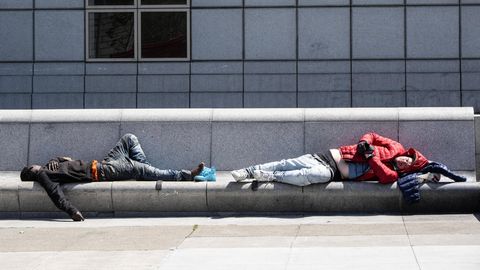 Zwei Obdachlose schlafen auf einer Straße in San Francisco. Die Fentanyl-Krise hat Kalifornien weiterhin fest im Griff.