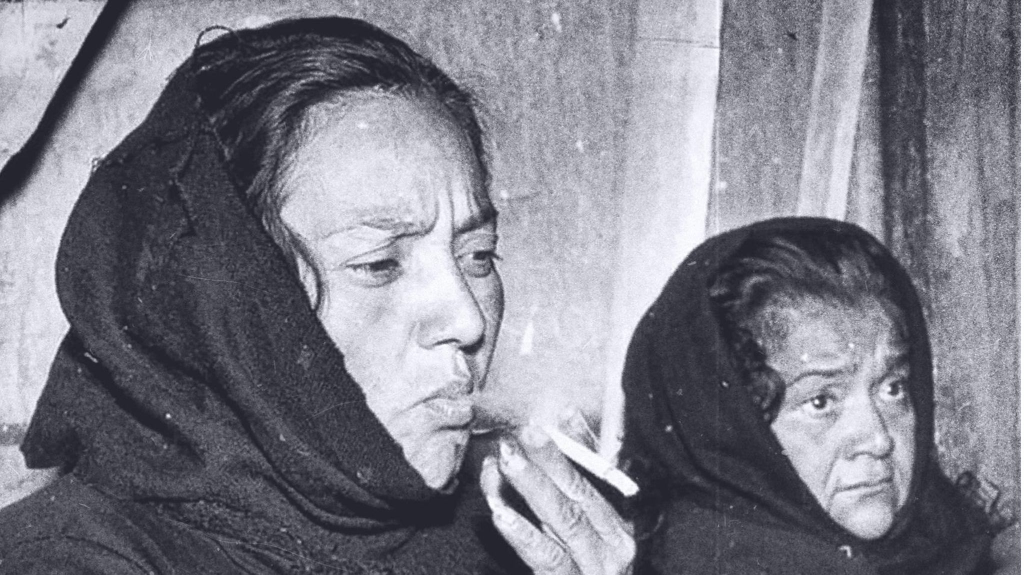 Manuela (li.) und Delfina González sind „Las Poquianchis“. Die Schwestern bieten ein Programm, wie man es in der erzkatholischen Region Guanajuato noch nie gesehen hat