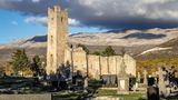 Die Kirche des Erlösers liegt in der dünn besiedelten Gegend fünf Kilometer östlich der Ortschaft Kijevo am Fuße des Berges Dinara. Der Sakralbau wurde im 9. Jahrhundert erbaut. Jahrzehnte lang stritt die katholische und serbisch-orthodoxe Kirche um den Anspruch auf diesen Ort. Heute ist er verlassen.   Unterhalb des Hügels, auf dem die Kirche erbaut ist, liegt das "Drachenauge". So wird die Quelle am Fuß des Berges genannt. Mindestens 115 Meter ist die Wasserstelle tief – weiter als das sind Taucher bislang nicht gekommen. "Auge der Erde" oder "Auge Gottes" sind weitere Namen für diese malerische Quelle des Flusses Cetina. 