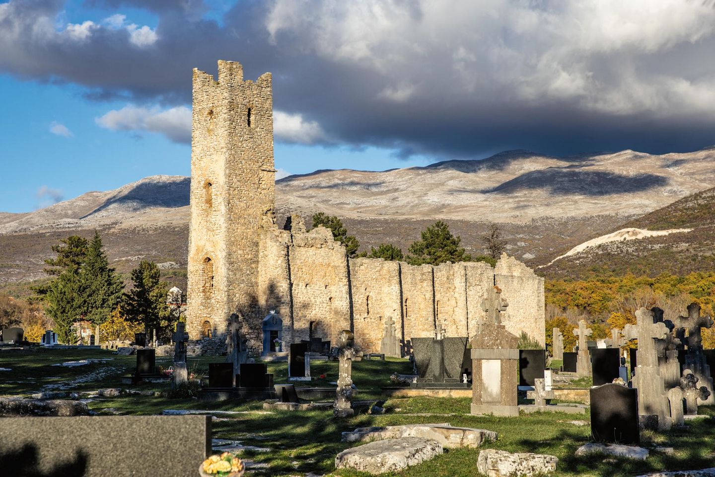 Die Kirche des Erlösers liegt in der dünn besiedelten Gegend fünf Kilometer östlich der Ortschaft Kijevo am Fuße des Berges Dinara. Der Sakralbau wurde im 9. Jahrhundert erbaut. Jahrzehnte lang stritt die katholische und serbisch-orthodoxe Kirche um den Anspruch auf diesen Ort. Heute ist er verlassen.   Unterhalb des Hügels, auf dem die Kirche erbaut ist, liegt das "Drachenauge". So wird die Quelle am Fuß des Berges genannt. Mindestens 115 Meter ist die Wasserstelle tief – weiter als das sind Taucher bislang nicht gekommen. "Auge der Erde" oder "Auge Gottes" sind weitere Namen für diese malerische Quelle des Flusses Cetina. 