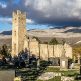 Die Kirche des Erlösers liegt in der dünn besiedelten Gegend fünf Kilometer östlich der Ortschaft Kijevo am Fuße des Berges Dinara. Der Sakralbau wurde im 9. Jahrhundert erbaut. Jahrzehnte lang stritt die katholische und serbisch-orthodoxe Kirche um den Anspruch auf diesen Ort. Heute ist er verlassen.   Unterhalb des Hügels, auf dem die Kirche erbaut ist, liegt das "Drachenauge". So wird die Quelle am Fuß des Berges genannt. Mindestens 115 Meter ist die Wasserstelle tief – weiter als das sind Taucher bislang nicht gekommen. "Auge der Erde" oder "Auge Gottes" sind weitere Namen für diese malerische Quelle des Flusses Cetina. 