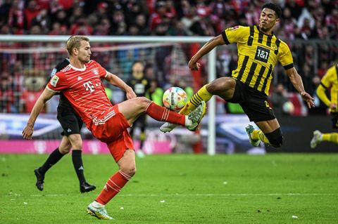 Der FC Bayern muss auf einen Ausrutscher von Tabellenführer Borussia Dortmund hoffen. Der Rekordmeister liegt mit zwei Punkten zurück. Um Meister zu werden, müssen die Bayern gewinnen und der BVB darf nicht mehr als ein Unentschieden gegen Mainz herausholen. Dann wären beide Mannschaften punktgleich, aber die Münchner könnten mit einem besseren Torverhältnis auf Platz eins springen. Deshalb gilt für den BVB: einfach gewinnen und die heiß ersehnte Schale wandert nach elf Jahren zurück an den Borsigplatz.