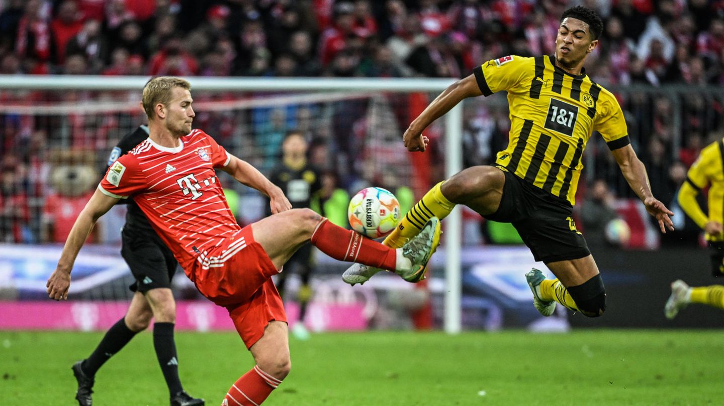 Der FC Bayern muss auf einen Ausrutscher von Tabellenführer Borussia Dortmund hoffen. Der Rekordmeister liegt mit zwei Punkten zurück. Um Meister zu werden, müssen die Bayern gewinnen und der BVB darf nicht mehr als ein Unentschieden gegen Mainz herausholen. Dann wären beide Mannschaften punktgleich, aber die Münchner könnten mit einem besseren Torverhältnis auf Platz eins springen. Deshalb gilt für den BVB: einfach gewinnen und die heiß ersehnte Schale wandert nach elf Jahren zurück an den Borsigplatz.