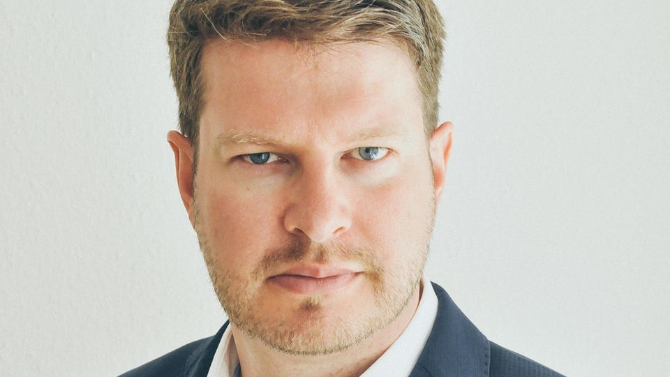Rüdiger Maas ist Psychologe und Generationsforscher. Als Mitgründer des Instituts für Generationsforschung beschäftigt er sich vor allem mit den psychologischen Merkmalen und Besonderheiten der Generationen Z und Alpha. Seine Erkenntnisse nutzt er in seinem neuen Buch "Glücklich durch Frust. Warum Langeweile und Widerstände unsere Kinder stark machen" (GU Verlag, 17,99 Euro), um Eltern neue Perspektiven aufzuzeigen. 