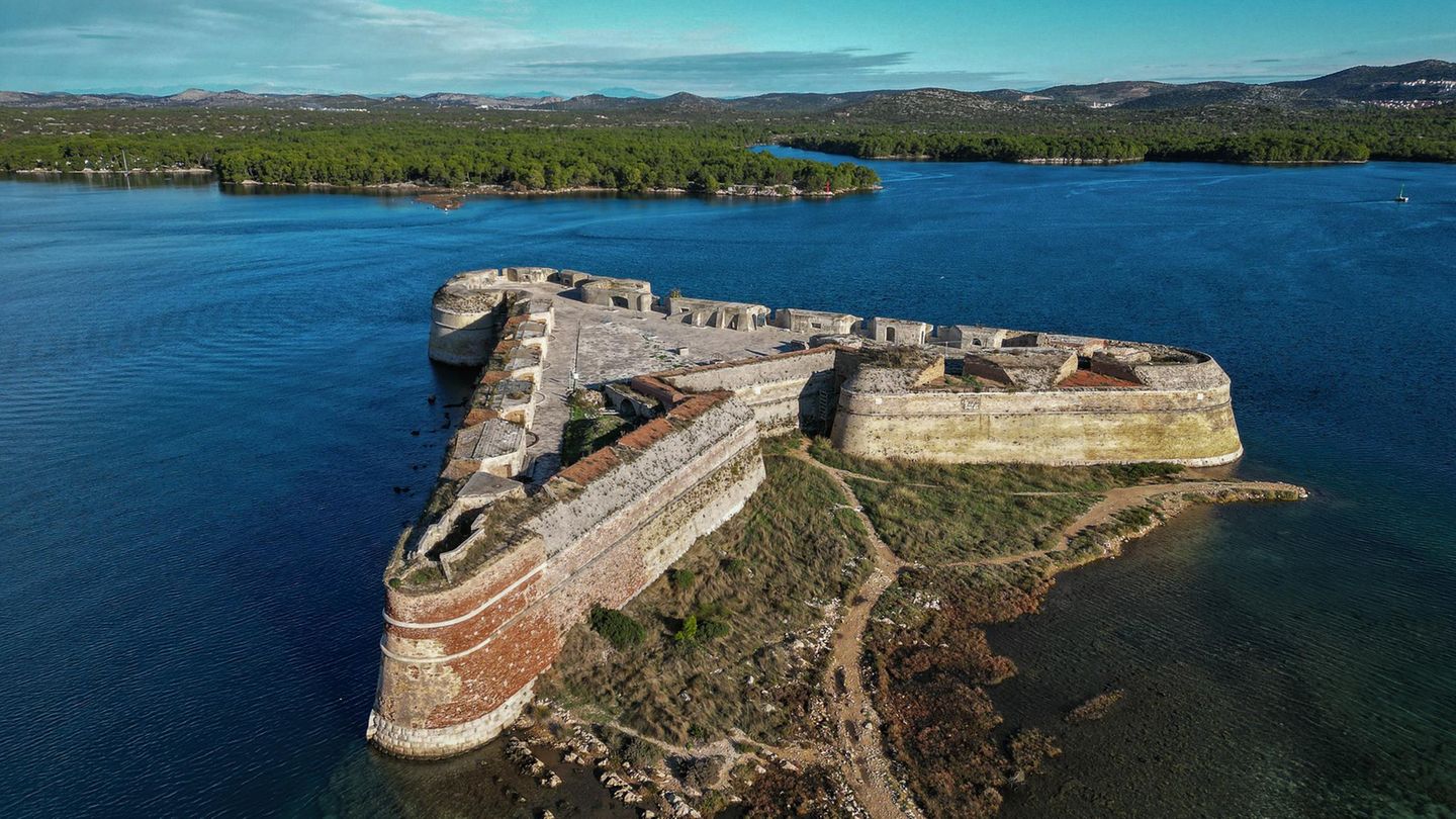 Der Kanal des heiligen Antonius war aufgrund seiner strategischen Bedeutung schon immer ein gefährliches Terrain. Er verbindet den Hafen von Sibenik und die Mündung des Flusses Krka mit dem offenen Meer. Wer in die Stadt auf dem Wasserweg gelangen will, muss durch dieses Nadelöhr, das stellenweise nur 140 Meter breit ist. Kein Wunder, dass sich an den Ufern Befestigungsanlagen aus vielen Jahrhunderten stapeln. Die Festung St. Nikolaus stammt aus dem 16. Jahrhundert. Die Anlage ist weitetestgehend gut erhalten – und heute verlassen. 