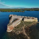 Der Kanal des heiligen Antonius war aufgrund seiner strategischen Bedeutung schon immer ein gefährliches Terrain. Er verbindet den Hafen von Sibenik und die Mündung des Flusses Krka mit dem offenen Meer. Wer in die Stadt auf dem Wasserweg gelangen will, muss durch dieses Nadelöhr, das stellenweise nur 140 Meter breit ist. Kein Wunder, dass sich an den Ufern Befestigungsanlagen aus vielen Jahrhunderten stapeln. Die Festung St. Nikolaus stammt aus dem 16. Jahrhundert. Die Anlage ist weitetestgehend gut erhalten – und heute verlassen. 
