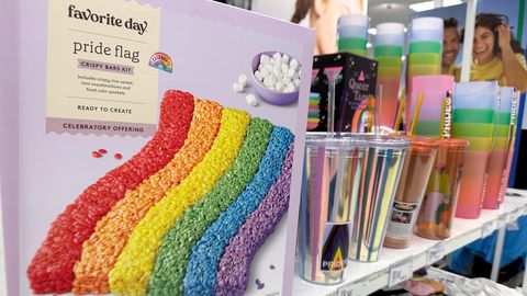 Produkte einer Pride-Kollektion mit Regenbogen-Elementen in einem Target-Geschäft