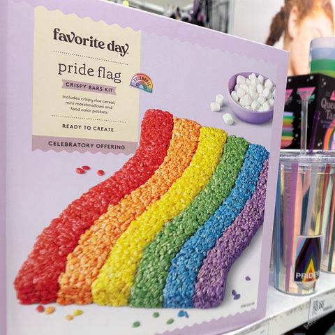 Produkte einer Pride-Kollektion mit Regenbogen-Elementen in einem Target-Geschäft
