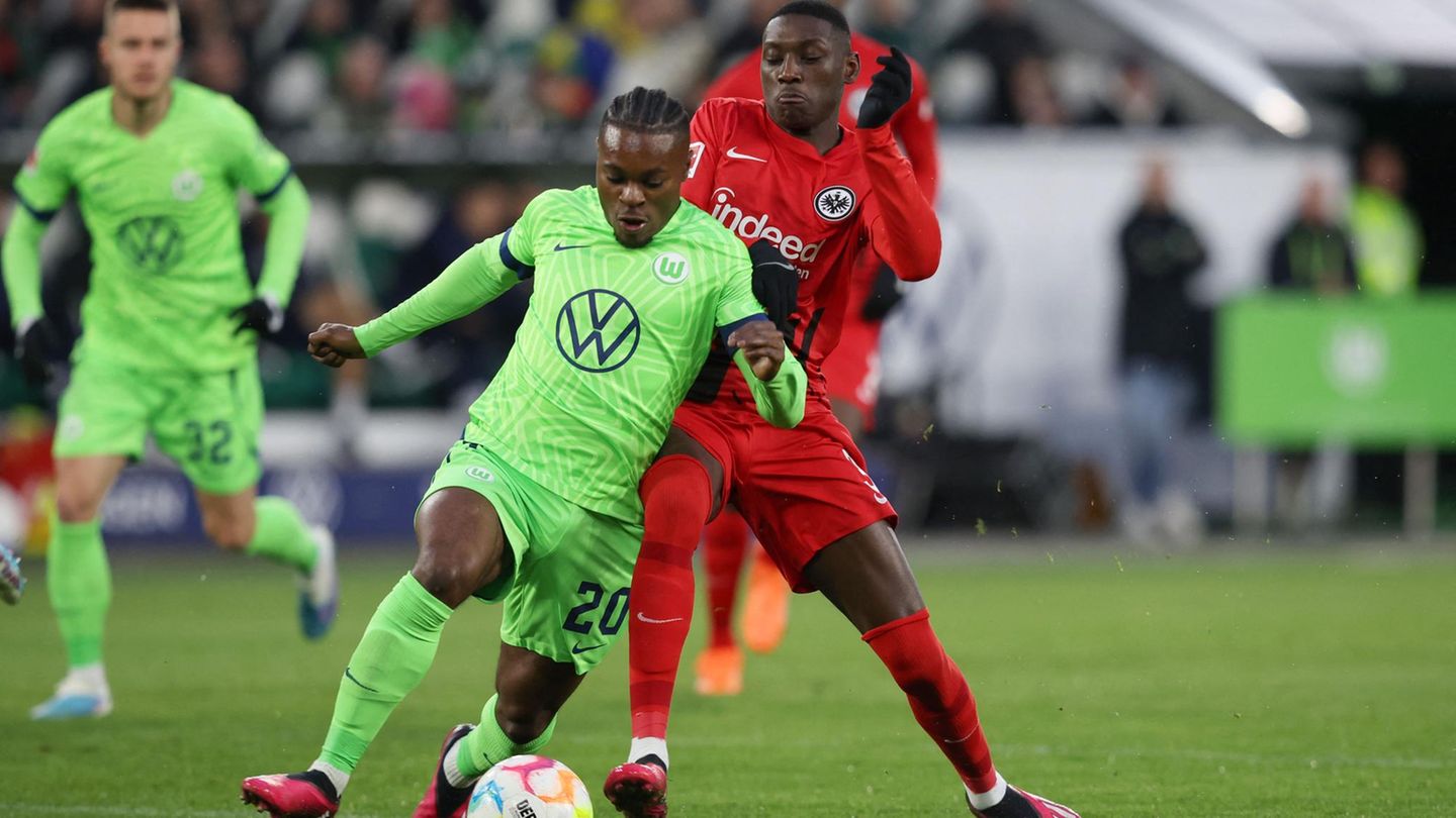 Wer hat Chancen auf die Conference League? Auch Eintracht Frankfurt als Tabellenachter und der VfL Wolfsburg als Siebter schielen auf den sechsten Platz. Die Chancen von Frankfurt sind allerdings eher theoretischer Natur, weil das Torverhältnis schlechter ist als das von Wolfsburg oder Leverkusen. Ein weiterer Vorteil von Wolfsburg ist, dass sie gegen Hertha BSC Berlin spielen, ein theoretisch leichterer Gegner, weil die Berliner als Absteiger feststehen. Es gibt eine Konstellation, bei der Wolfsburg sogar ein Unentschieden gegen Hertha BSC Berlin für Rang sechs reicht. Wenn Leverkusen verliert (gegen Bochum), dann hätten beide Mannschaften die gleiche Punktzahl und die gleiche Tordifferenz. Hätten beide auch noch exakt gleich viele Tore kassiert und geschossen, würde der direkte Vergleich zum Zuge kommen. Und das steht Wolfsburg am Ende besser da als Leverkusen. Aber der Fall ist eher unwahrscheinlich. Grundsätzlich reicht Platz sieben für die Conference League, wenn RB Leipzig den Pokal gewinnt.
