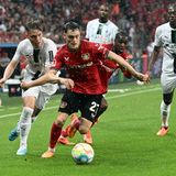 Hier wird es schon komplizierter: Klar ist nur, dass entweder der SC Freiburg und Union Berlin einen Startplatz in der Europa League haben werden, je nachdem, wer das Duell um die Champions League verliert (bei einem Unentschieden Freiburg). Doch mit Bayer Leverkusen steht ein weiterer Kandidat bereit. Die Mannschaft von Trainer Xabi Alonso liegt aktuell auf dem sechsten Tabellenrang und spielt gegen Bochum, die sich im Abstiegskampf voll reinhängen werden. Der sechste Platz bedeutet normalerweise die Qualifikation für die Conference League. Wenn RB Leipzig aber den DFB-Pokal gewinnt, berechtigt der sechste Rang an der Teilnahme der Europa League. Das ist der Fall, wenn der Pokalgewinner gleichzeitig (wie hier als Tabellendritter) für die attraktivere Champions League qualifiziert ist. Die durch den Pokalsieg erworbene Teilnahme an der Europa League wird sozusagen an den sechsten Platz abgegeben.