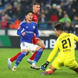 Nur Hertha BSC Berlin steht als Absteiger fest. Der zweite direkte Abstiegsplatz ist noch zu vergeben, im Moment steht dort Schalke. Aber auch Stuttgart (Platz 15) und Bochum (Platz 16) können noch ganz unten reinrutschen. Der Nachteil der Schalker ist, dass sie auf Ergebnisse auf fremden Plätzen angewiesen sind und mit RB Leipzig einen schweren Gegner haben. Ihnen reicht ein Unentschieden für den Sprung auf den Relegationsplatz, wenn Bochum verliert. Es würde dann Punktgleichheit herrschen und Schalke hätte das bessere Torverhältnis.